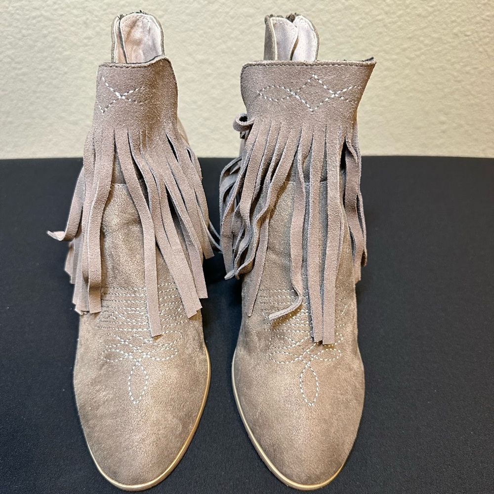 Taupe Western Booties with fringe. Great for Fall outfits.